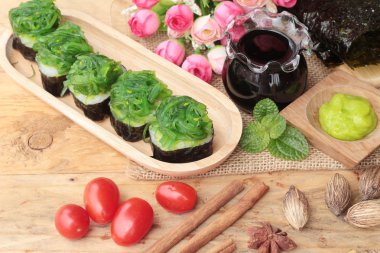 Suşi rulo ve yosun salata bir harika.