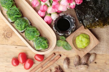 Suşi rulo ve yosun salata bir harika.