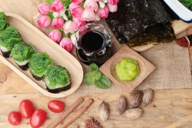 Suşi rulo ve yosun salata bir harika.