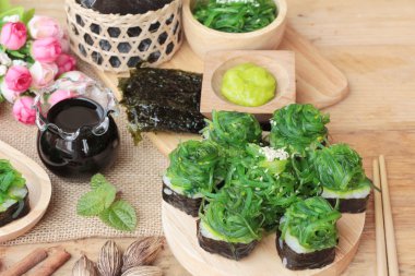 Suşi rulo ve yosun salata bir harika.