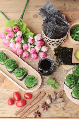 Suşi rulo ve yosun salata bir harika.