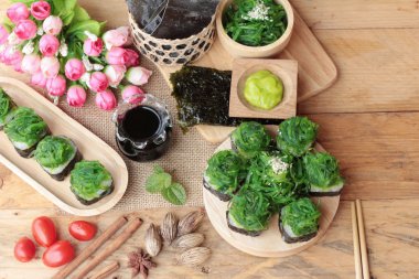 Suşi rulo ve yosun salata bir harika.