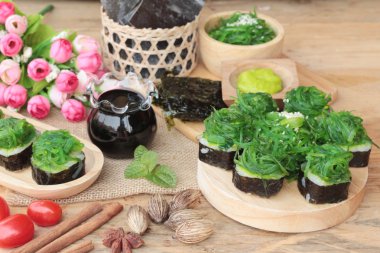 Suşi rulo ve yosun salata bir harika.