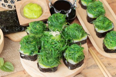 Suşi rulo ve yosun salata bir harika.