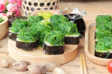 Suşi rulo ve yosun salata bir harika.