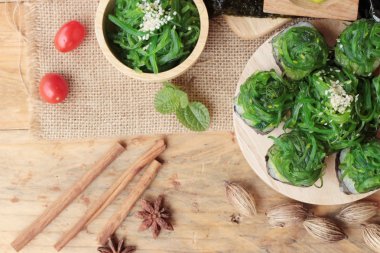 Suşi rulo ve yosun salata bir harika.