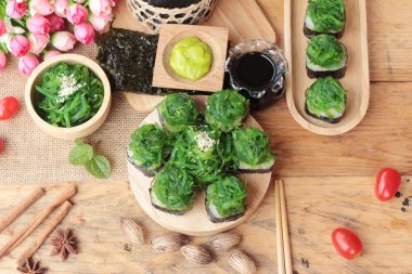 Suşi rulo ve yosun salata bir harika.