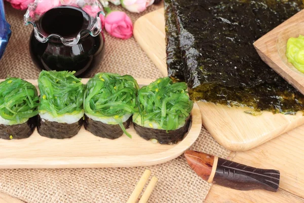 Sushi-Rolle und Algensalat sind köstlich. — Stockfoto