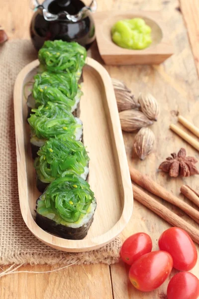 Sushi rolo e salada de algas é delicioso . — Fotografia de Stock