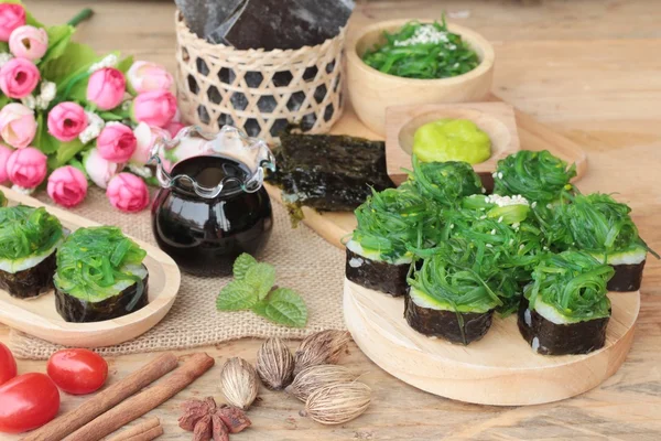 Suşi rulo ve yosun salata bir harika.