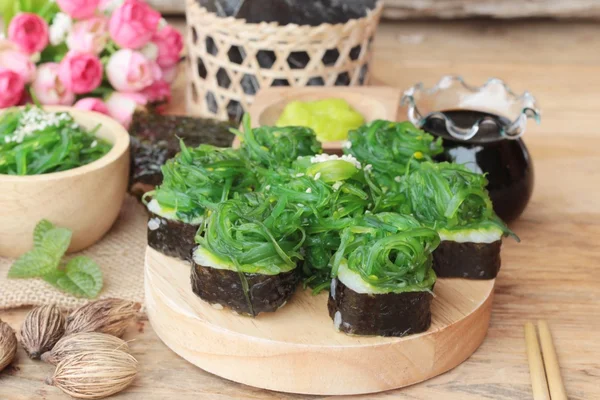 Sushi roll dan salad rumput laut sangat enak. . — Stok Foto