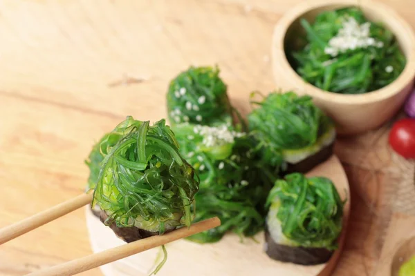 Sushi roll e insalata di alghe è delizioso . — Foto Stock