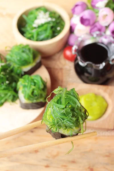 Sushi rulle och sjögräs sallad är gott. — Stockfoto