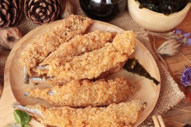 Sause ile kızarmış shishamo bir lezzetlidir.