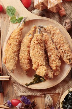 Sause ile kızarmış shishamo bir lezzetlidir.