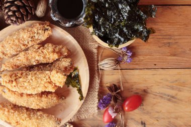 Sause ile kızarmış shishamo bir lezzetlidir.