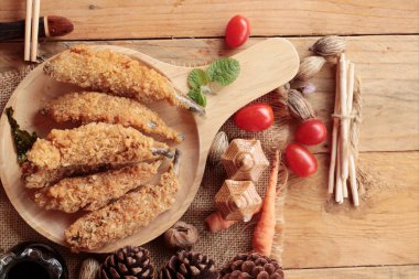 Sause ile kızarmış shishamo bir lezzetlidir.