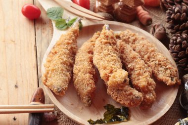 Sause ile kızarmış shishamo bir lezzetlidir.