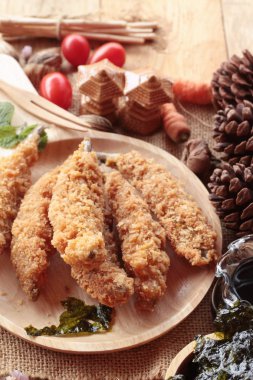 Sause ile kızarmış shishamo bir lezzetlidir.