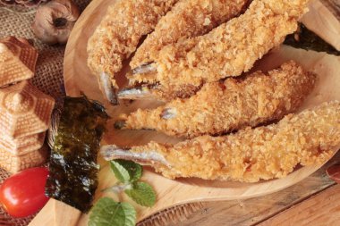 Sause ile kızarmış shishamo bir lezzetlidir.