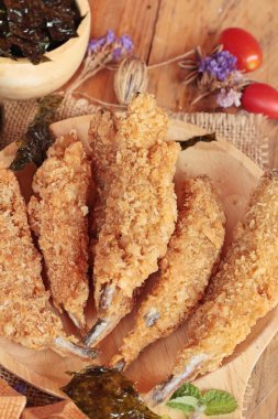 Sause ile kızarmış shishamo bir lezzetlidir.