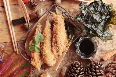 Sause ile kızarmış shishamo bir lezzetlidir.