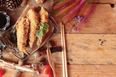 Sause ile kızarmış shishamo bir lezzetlidir.