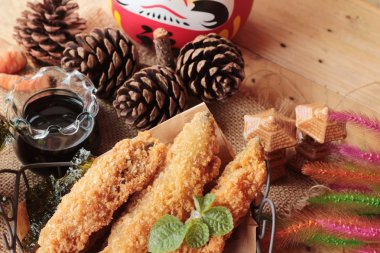 Sause ile kızarmış shishamo bir lezzetlidir.