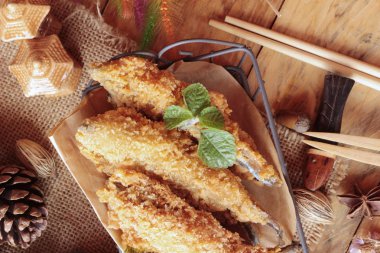 Sause ile kızarmış shishamo bir lezzetlidir.