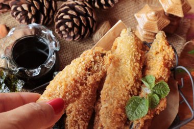 Sause ile kızarmış shishamo bir lezzetlidir.