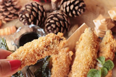 Sause ile kızarmış shishamo bir lezzetlidir.