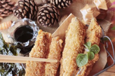 Sause ile kızarmış shishamo bir lezzetlidir.