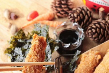 Sause ile kızarmış shishamo bir lezzetlidir.