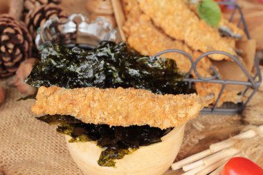 Sause ile kızarmış shishamo bir lezzetlidir.