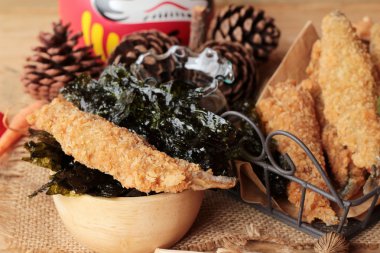 Sause ile kızarmış shishamo bir lezzetlidir.