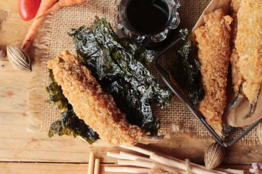 Sause ile kızarmış shishamo bir lezzetlidir.