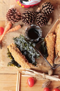 Sause ile kızarmış shishamo bir lezzetlidir.