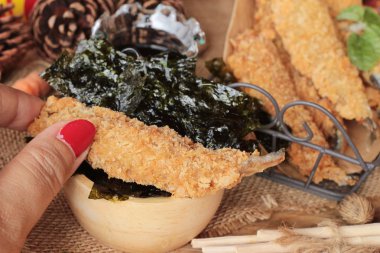 Sause ile kızarmış shishamo bir lezzetlidir.