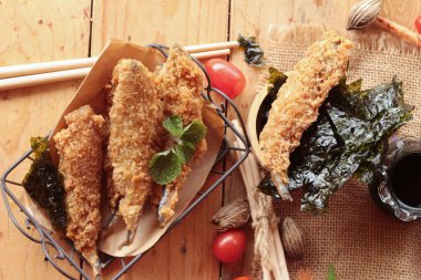 Sause ile kızarmış shishamo bir lezzetlidir.