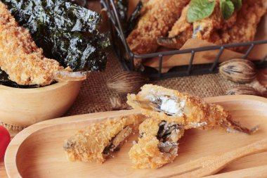 Sause ile kızarmış shishamo bir lezzetlidir.