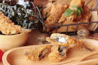 Sause ile kızarmış shishamo bir lezzetlidir.