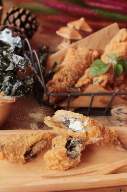 Sause ile kızarmış shishamo bir lezzetlidir.