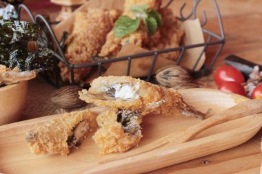 Sause ile kızarmış shishamo bir lezzetlidir.