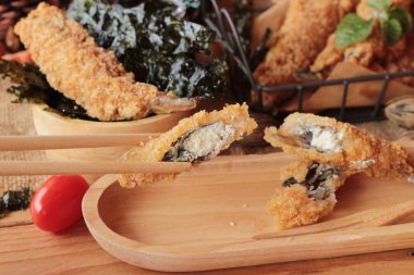 Sause ile kızarmış shishamo bir lezzetlidir.