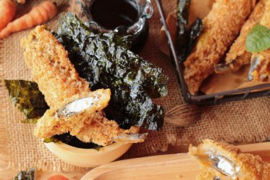 Sause ile kızarmış shishamo bir lezzetlidir.