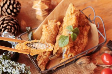 Sause ile kızarmış shishamo bir lezzetlidir.