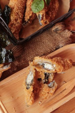 Sause ile kızarmış shishamo bir lezzetlidir.