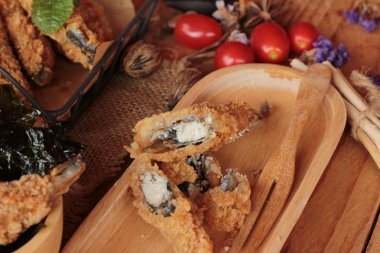 Sause ile kızarmış shishamo bir lezzetlidir.