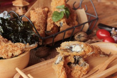 Sause ile kızarmış shishamo bir lezzetlidir.