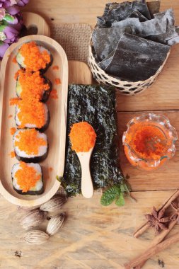 Suşi roll karides yumurta ile lezzetlidir